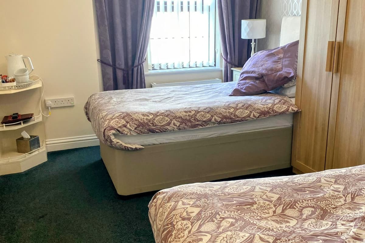 Room 6 Twin Room | Premium bedding, individually decorated, individually furnished, desk