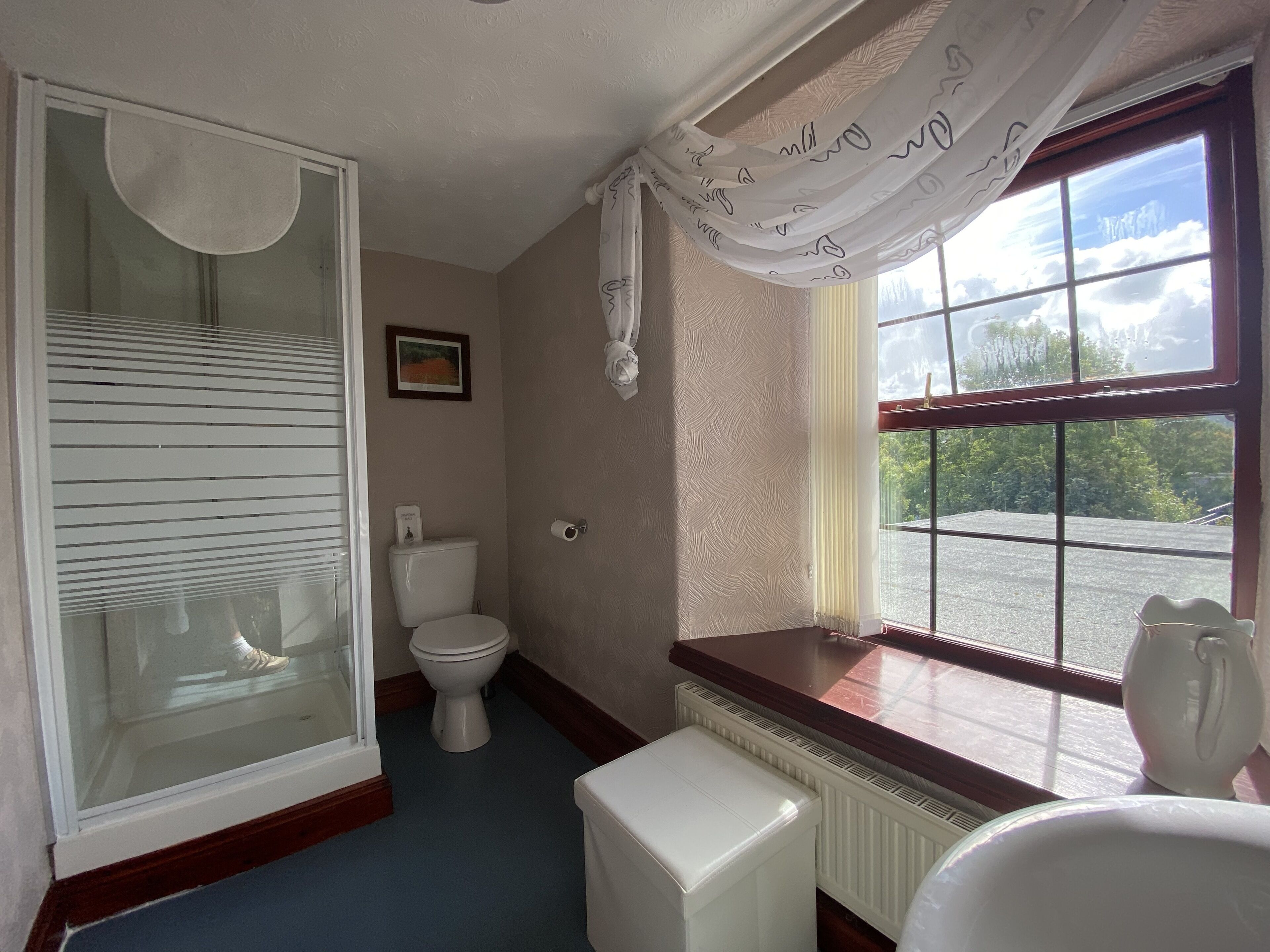 room 1 family room, river view (dog friendly x 1 dog) | bathroom | shower, rainfall showerhead, free toiletries, hair dryer