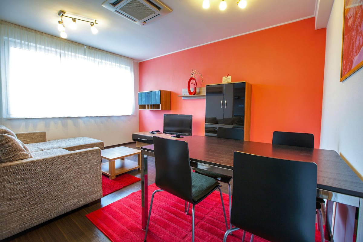 Appartement, 1 slaapkamer | Luxe beddengoed, een kluis op de kamer, een bureau, geluiddichte muren