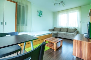 Apartment | Premium bedding, in-room safe, desk, soundproofing
