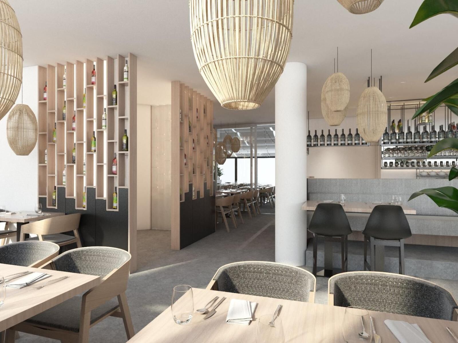 Ein modernes Restaurant mit Holztischen und -stühlen, einer Bar mit Flaschen sowie einer Wand mit Regalen als Dekoration.