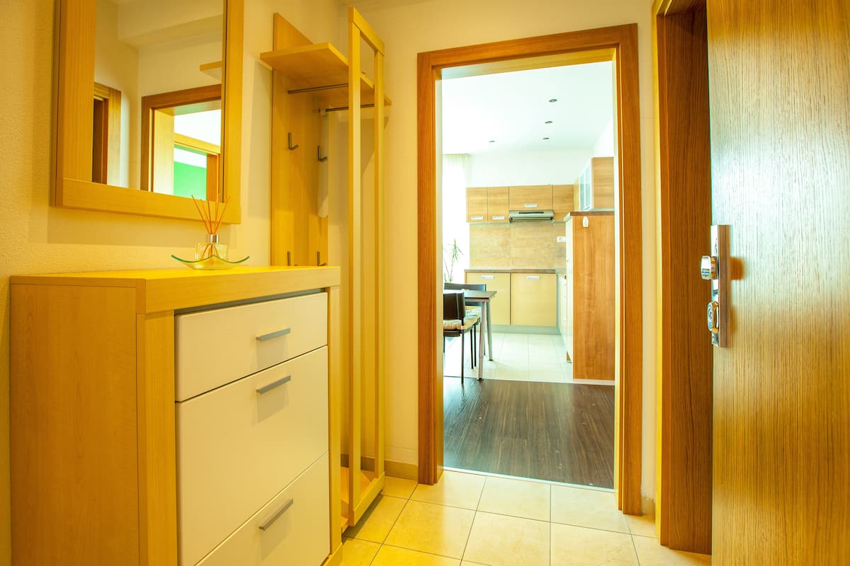 Appartement | Luxe beddengoed, een kluis op de kamer, een bureau, geluiddichte muren