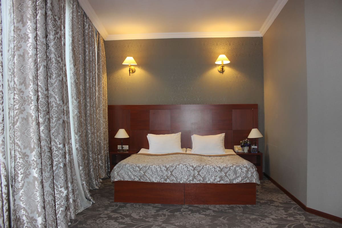 1 habitación y artículos del minibar gratis