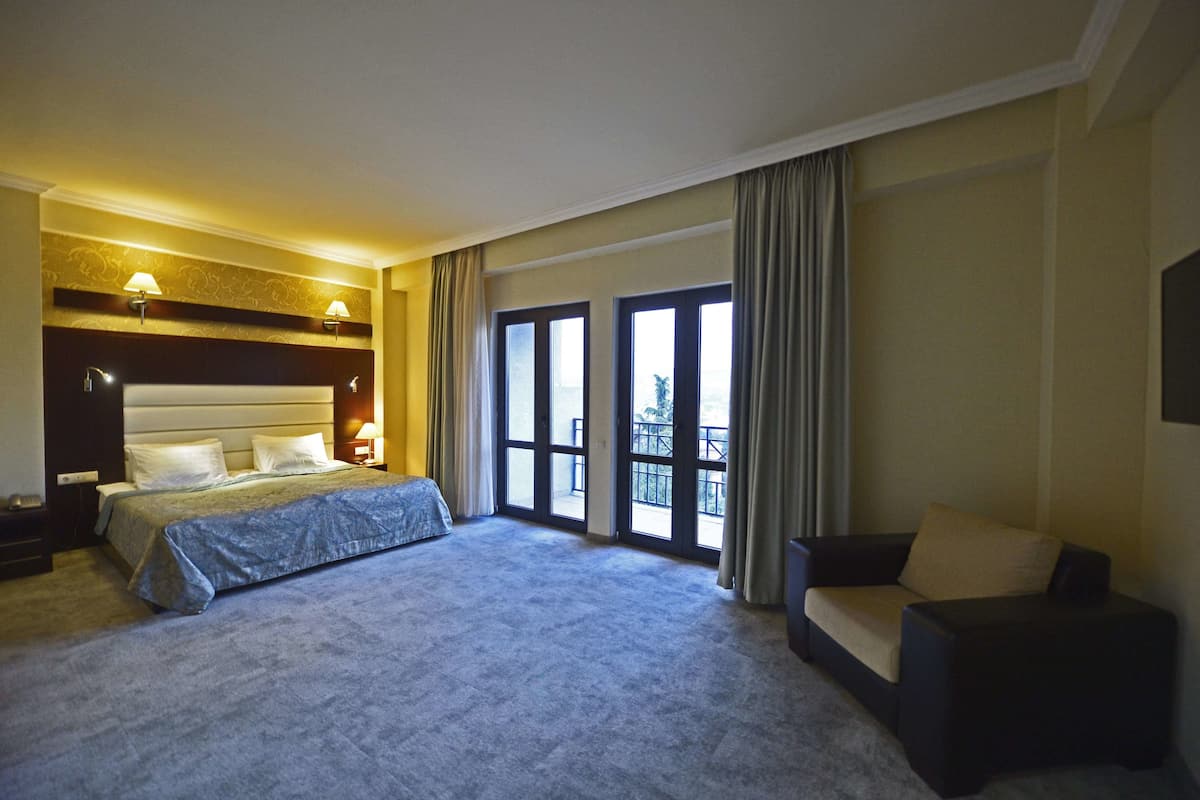 行政套房 | 免費迷你吧物品、客房內保險箱、書桌、隔音