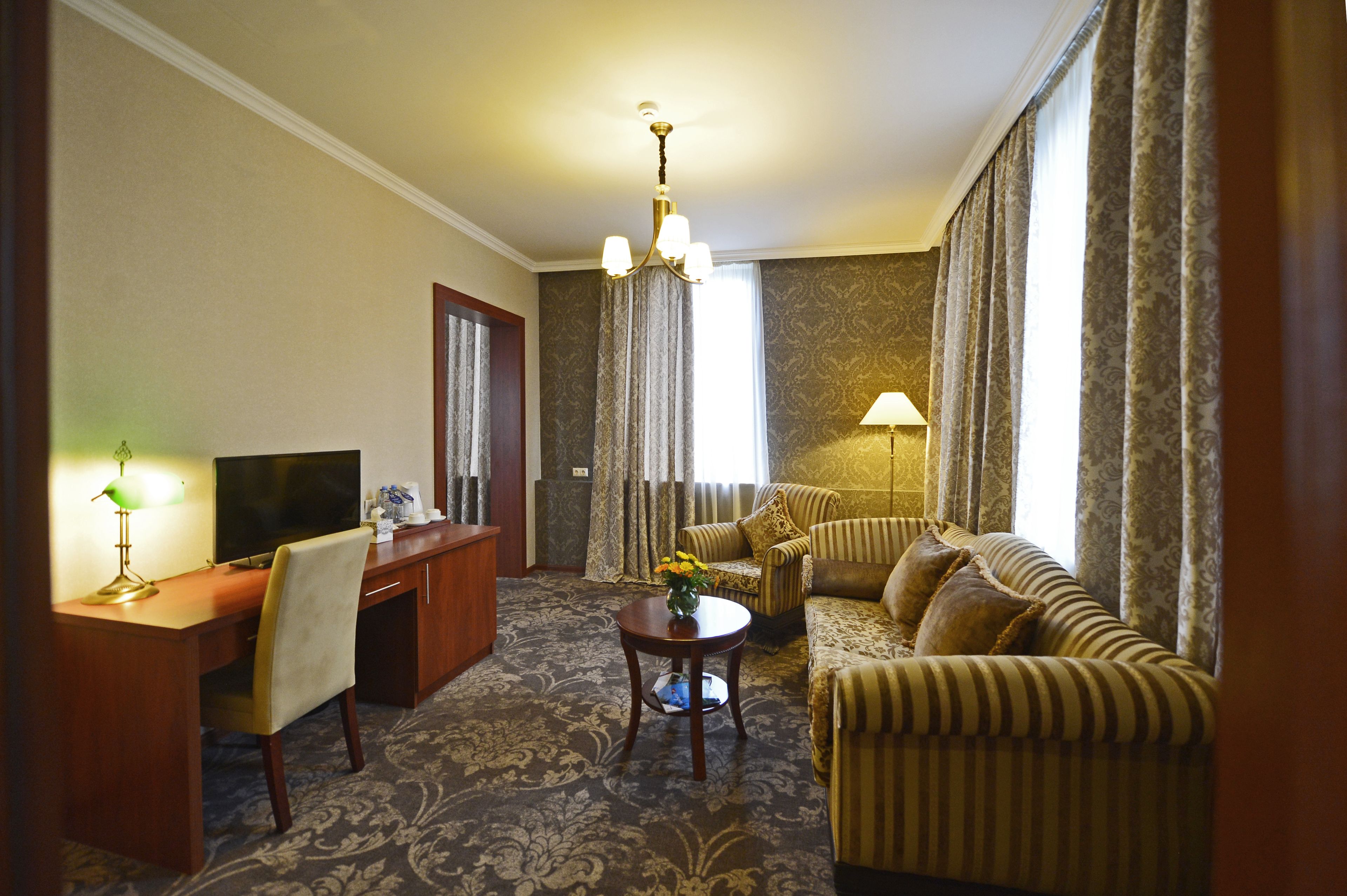 suite | 1 bedroom, free minibar items, in-room safe, desk