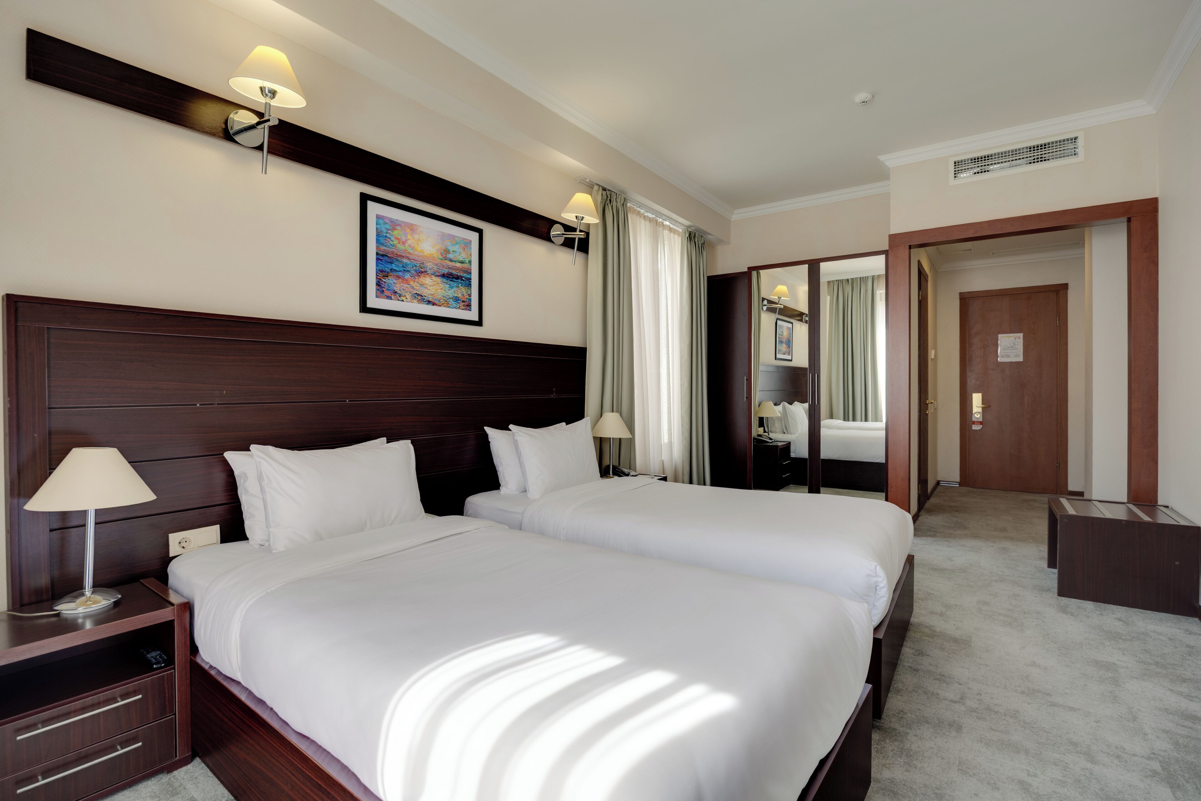 小型套房 | 免费迷你吧物品、客房内保险箱、办公桌、隔音