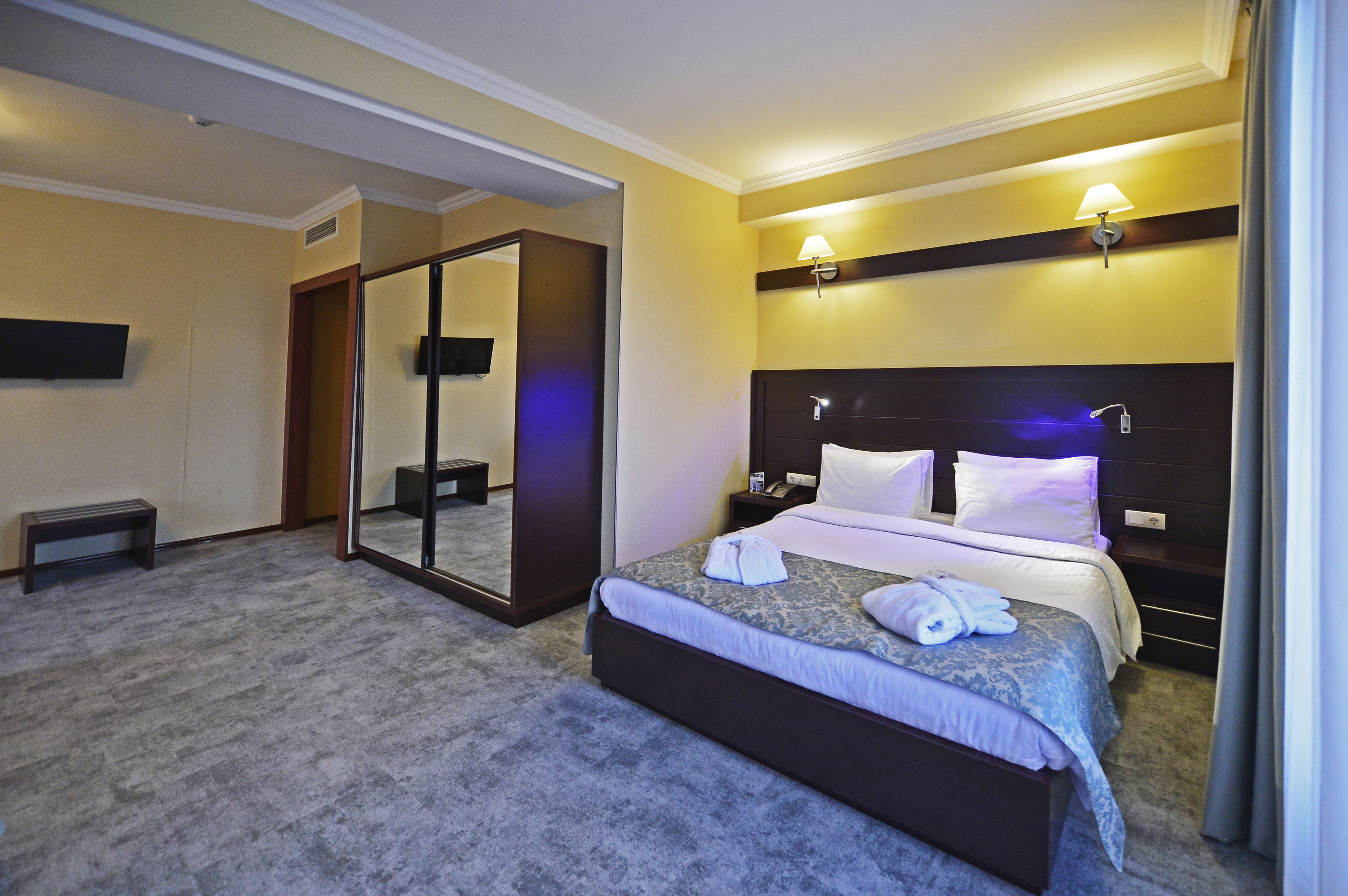 junior suite | 1 bedroom, free minibar items, in-room safe, desk