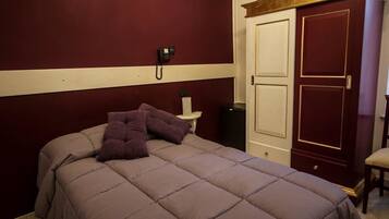 Camera singola | Una cassaforte in camera, una scrivania