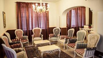 Coin salon dans le hall