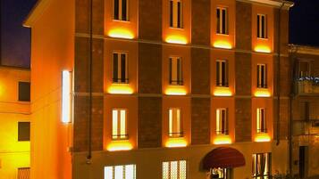 Fassade der Unterkunft – Abend/Nacht