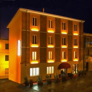 Front of property - evening/night - Hotel Due Spade (Fidenza)