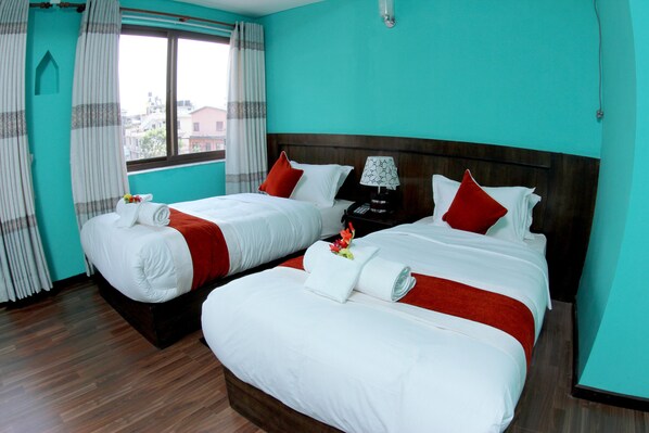 Ropa de cama de alta calidad y caja de seguridad en la habitación 