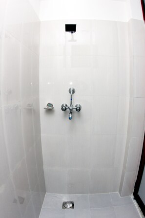 Amenidades de baño gratuitas, secadora de cabello, batas, pantuflas 