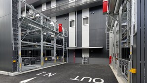 A parking area with directional arrows and a fire exit. - Hotel Monte Hermana Fukuoka (Fukuoka)