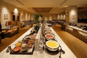 Colazione a buffet, servita tutte le mattine (3000 JPY a persona) 