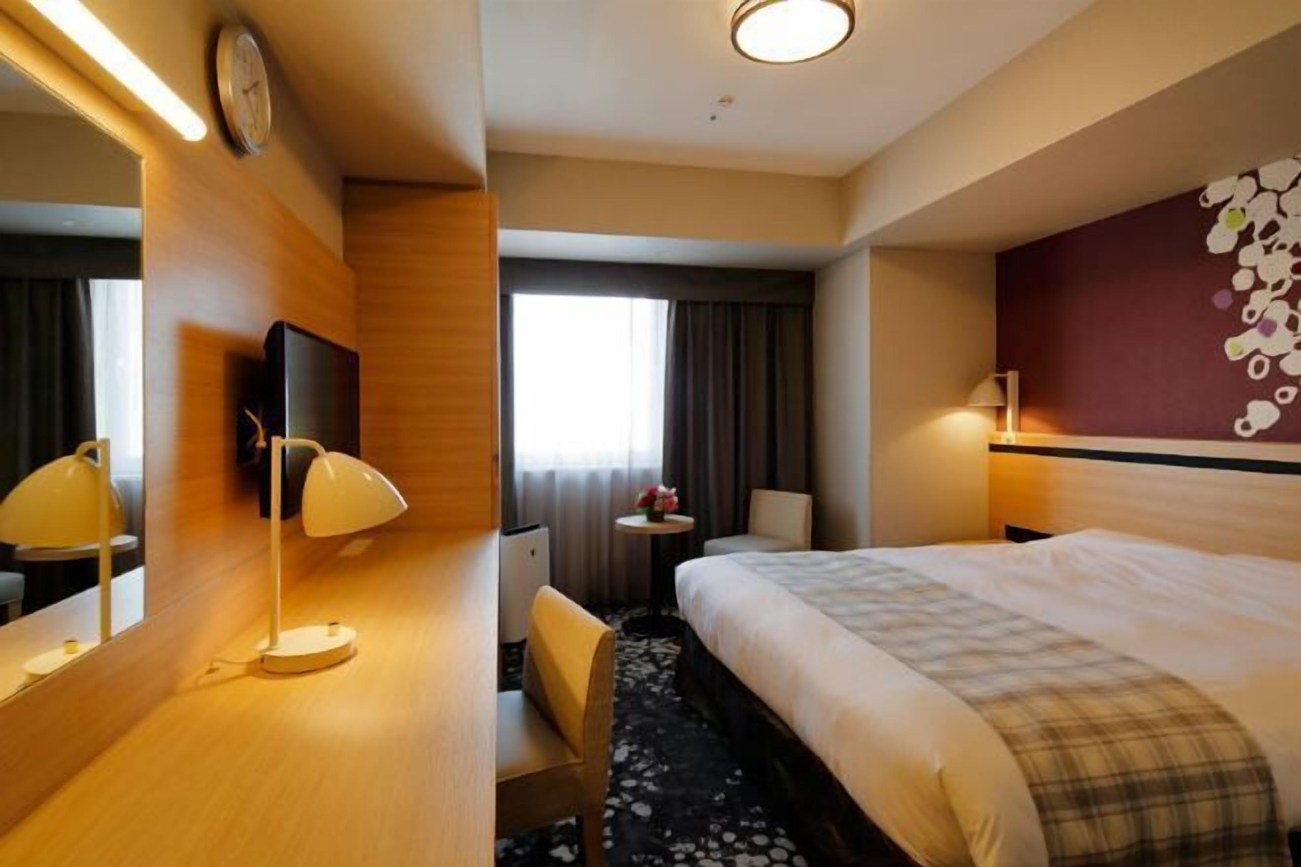 Caja fuerte, escritorio, cortinas opacas y tabla de planchar con plancha