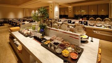 Daily buffet breakfast (JPY 3000 per person)