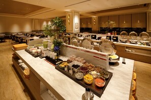 Daily buffet breakfast (JPY 3000 per person)