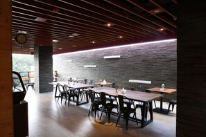 Petit déjeuner servi en supplément