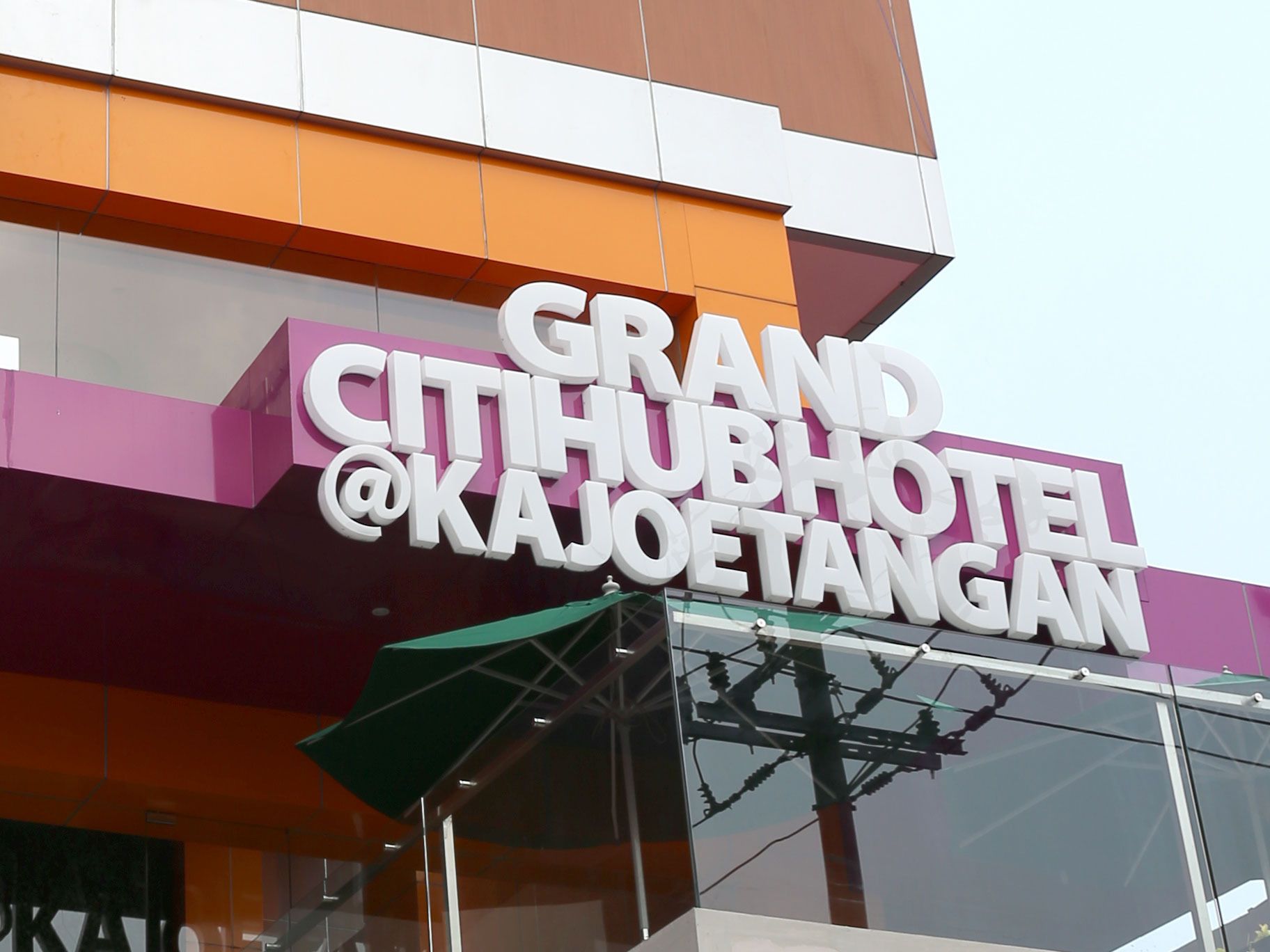 A hotel sign with the name "Grand Citihotel @Kajoetangan".
