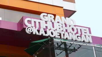 A hotel sign with the name "Grand Citihotel @Kajoetangan".