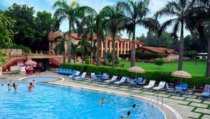 Outdoor pool - Ashok Country Resort (New Delhi)