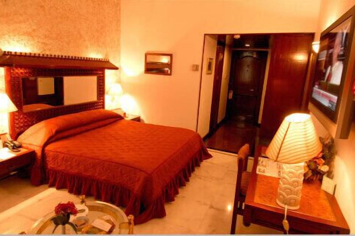 Double Room | Minibar, desk, blackout drapes, WiFi (free)