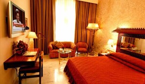 Twin Room | 1 bedroom, minibar, desk, blackout drapes