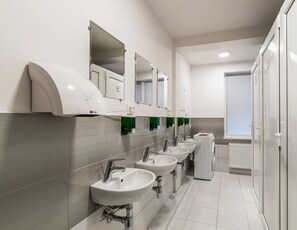 Dormitorio compartido, solo para mujeres (4 beds) | Baño | Secadora de cabello y toallas