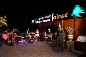 9 restaurantes; se sirven desayunos, comidas y cenas