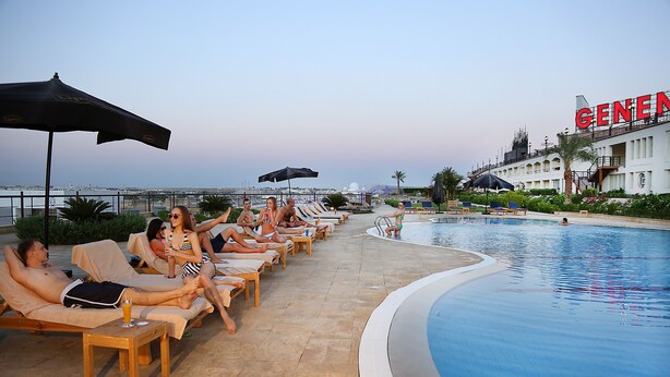 Piscine extérieure, parasols de plage, chaises longues