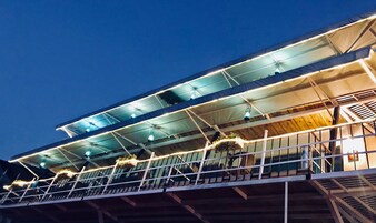 Fachada de la propiedad por la tarde o noche