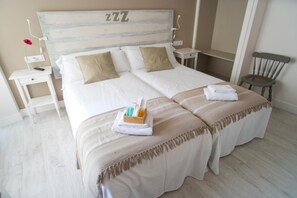 Soundproofing, free cribs/infant beds, free WiFi, bed sheets - 7 Kale Bed and Breakfast (Bilbao)
