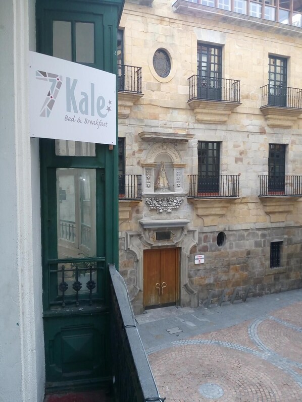 Exterior - 7 Kale Bed and Breakfast (Bilbao)