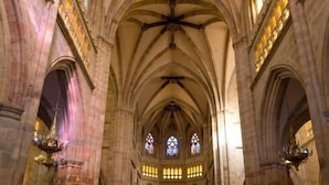 A cathedral interior with high vaulted ceilings, stained glass windows, and ornate chandeliers. - 7 Kale Bed and Breakfast (Bilbao)