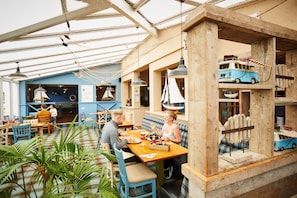 2 bars/lounges