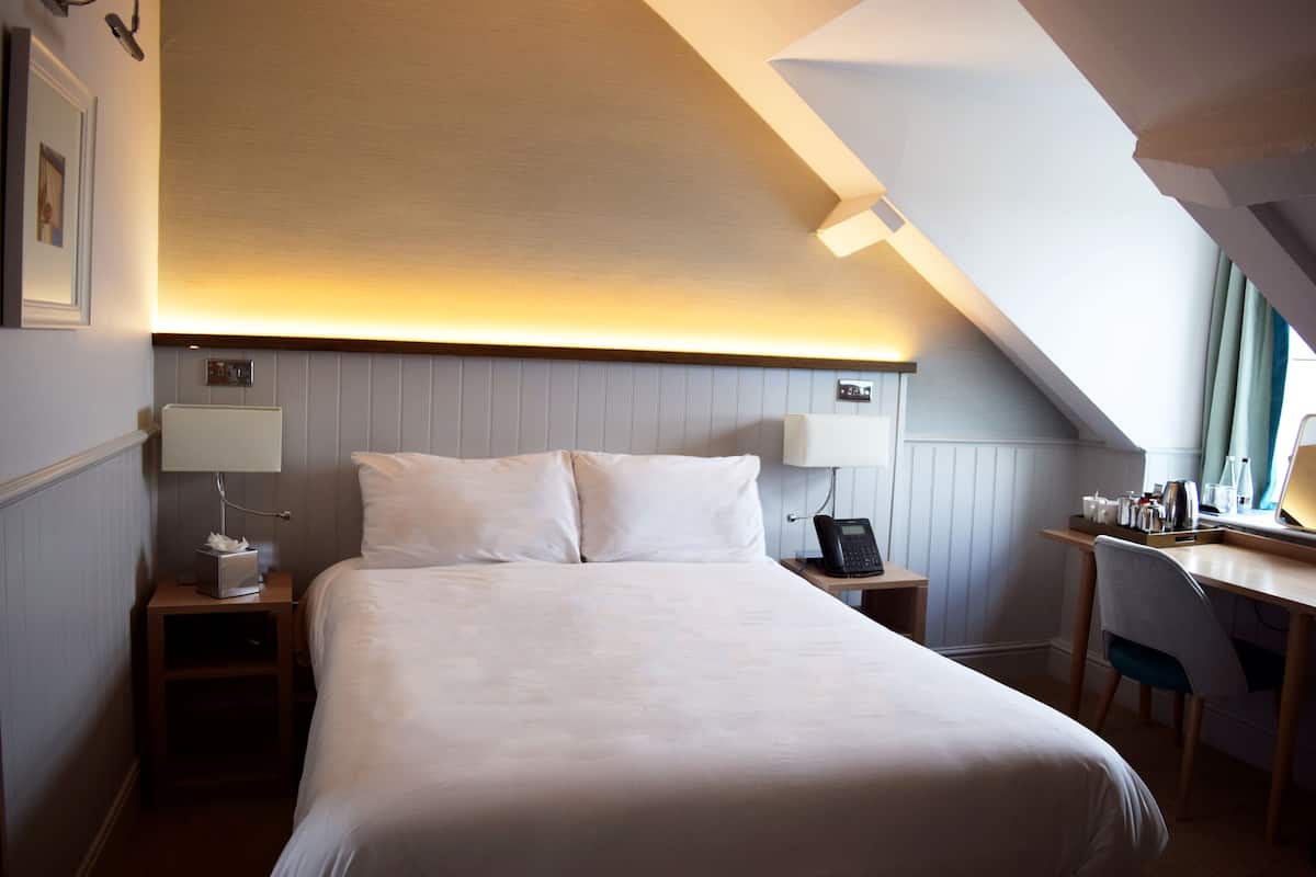 Escritorio, wifi gratis y ropa de cama