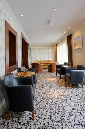 Lobby sitting area - Trearddur Bay Hotel (Holyhead)