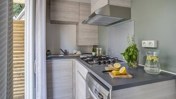 Mobil-Home Suite Charme 6p | Private kitchen | Full-sized fridge, microwave, oven, stovetop