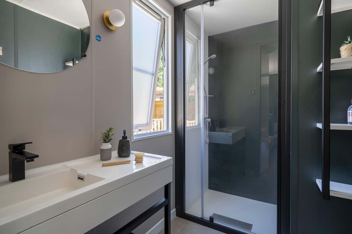 Mobil-Home Charme 2ch | Badrum | Dusch och handdukar