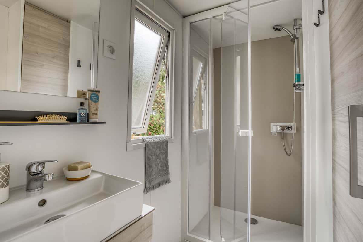 Mobil-Home Charme 3ch | Badrum | Dusch och handdukar