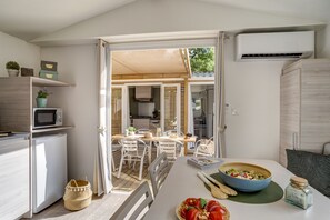 Mobil-Home Confort Duo 6p | Área de sala de estar | Televisión de pantalla plana de 1 pulgadas con canales vía satélite