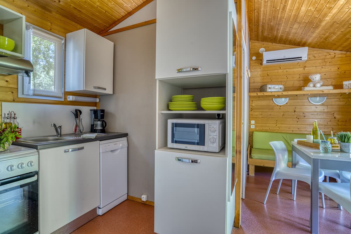 Chalet GenĂȘt Standard 5p | Eget kök | Stort kylskĂ„p, mikrovĂ„gsugn, ugn och spishĂ€ll