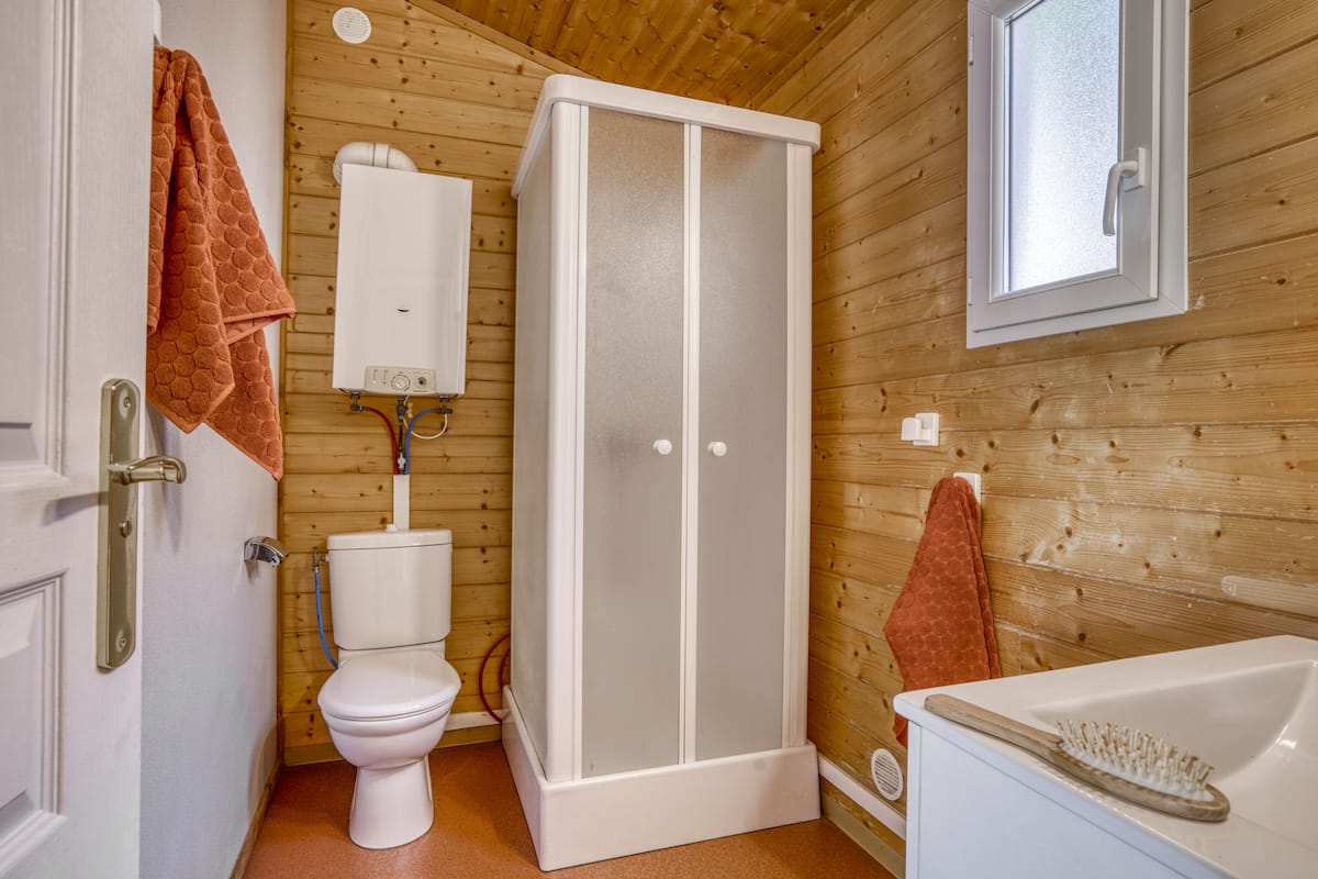Chalet GenĂȘt Standard 5p | Badrum | Dusch och handdukar