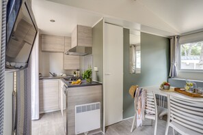Mobil-Home Confort Duo 6p | Cocina privada | Frigorífico grande, microondas, horno y placa de cocina
