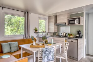 Mobil-Home Charme 3ch | Cocina privada | Frigorífico grande, microondas, horno y placa de cocina
