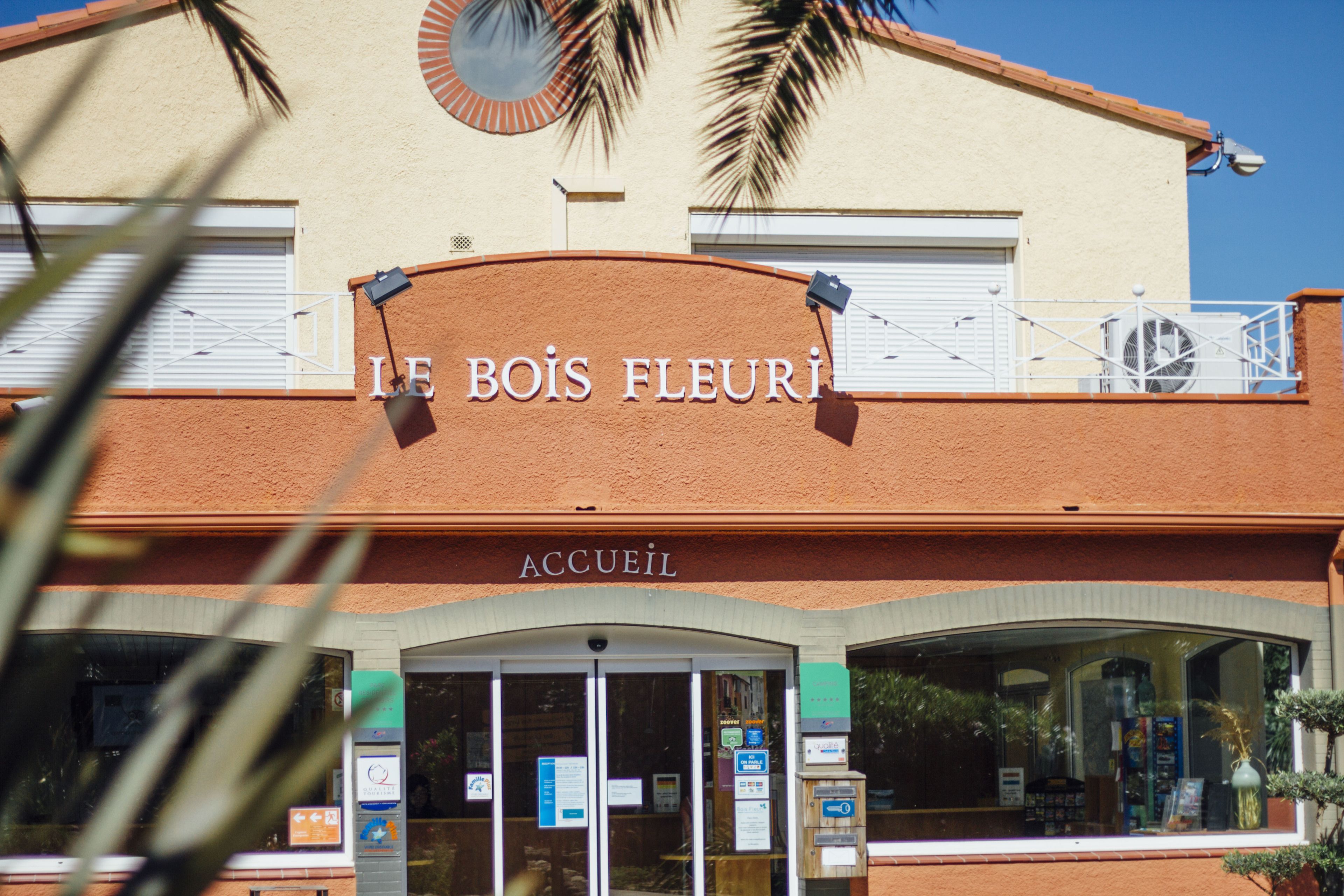 Un edifici amb un rètol que diu "BOIS FLEURI" i "ACCUEIL".