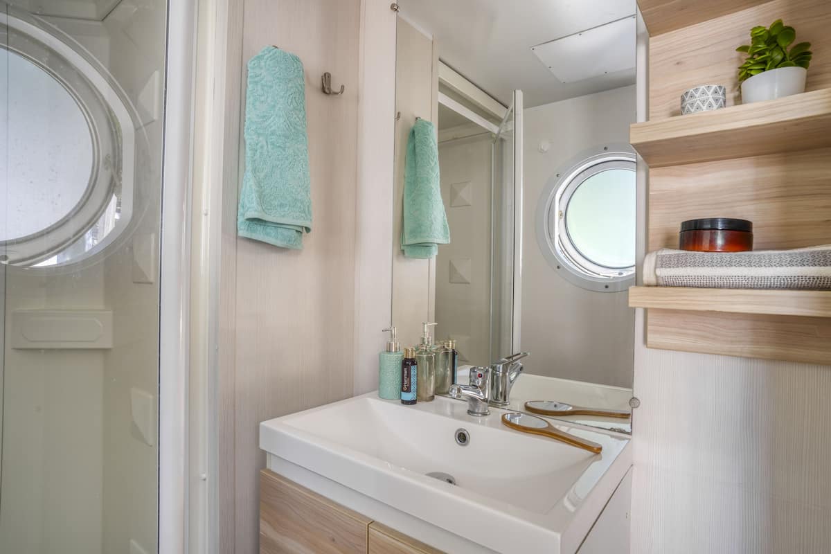 Mobil-Home Standard 3ch | Badrum | Dusch och handdukar
