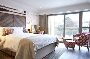 Habitación doble superior, vistas al río | Escritorio, tabla de planchar con plancha, wifi gratis y ropa de cama