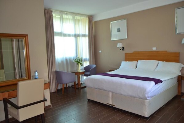 Chambre, 1 très grand lit